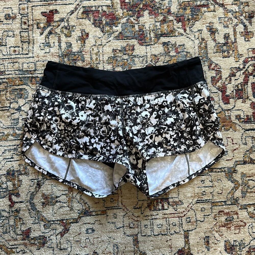 Lululemon speed up short. 2.5 inches. Perfect condition.